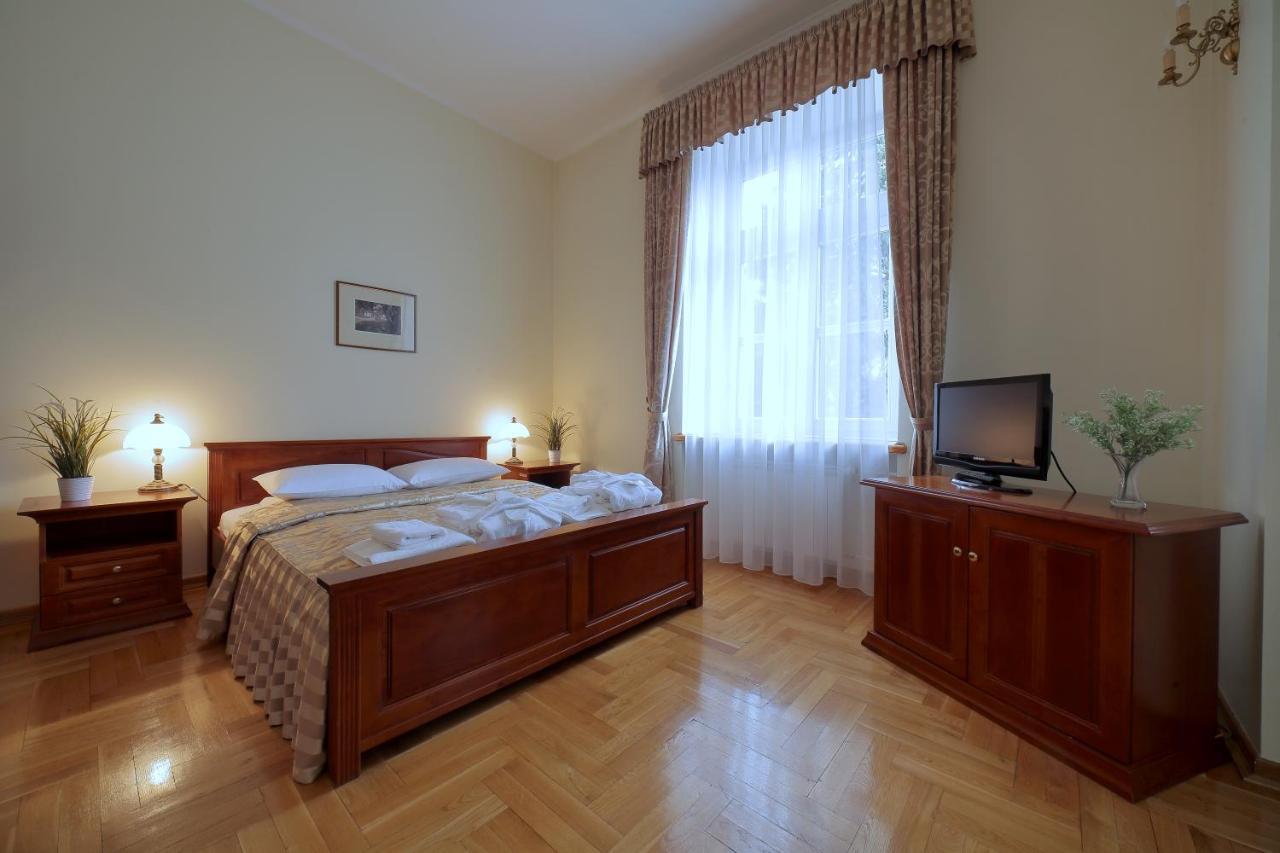 Palac Pod Kampinosem - Blisko Warszawy Leszno  Exterior photo